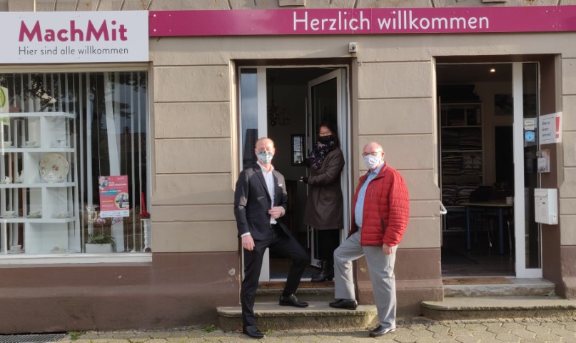 Sparkassen-Vorstand Daniel Rasche, Flüchtlingshilfe-Koordinatorin Miriam Venn und der Vorsitzende des Kuratoriums der Sparkassenstiftung Werner Sauerwein (von links) freuen sich über die neue Tür.