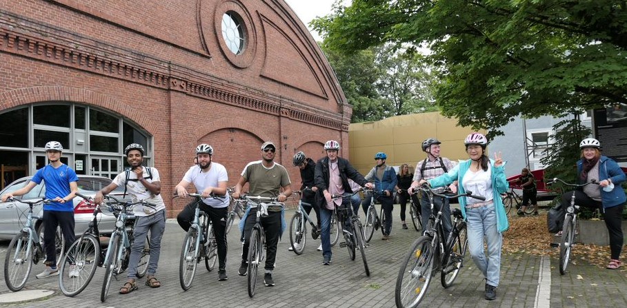 Gruppenfoto mit Fahrrädern vor der Rohrmeisterei in Schwerte