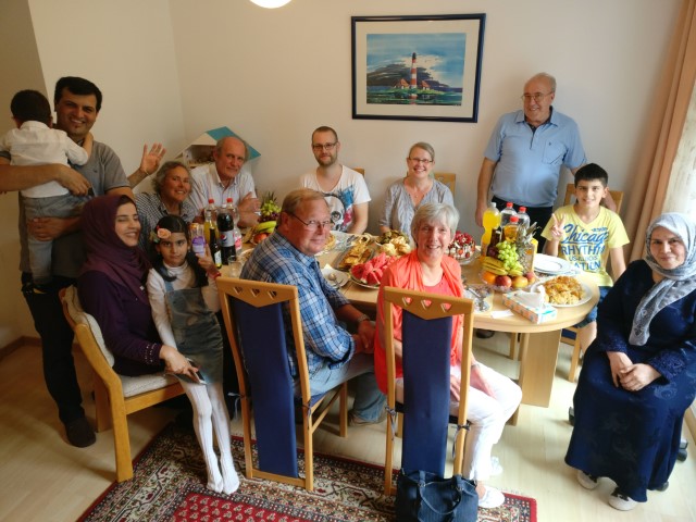 Gäste am Tisch bei Fam. Muzafarov beim ReFoodgee Day 2019