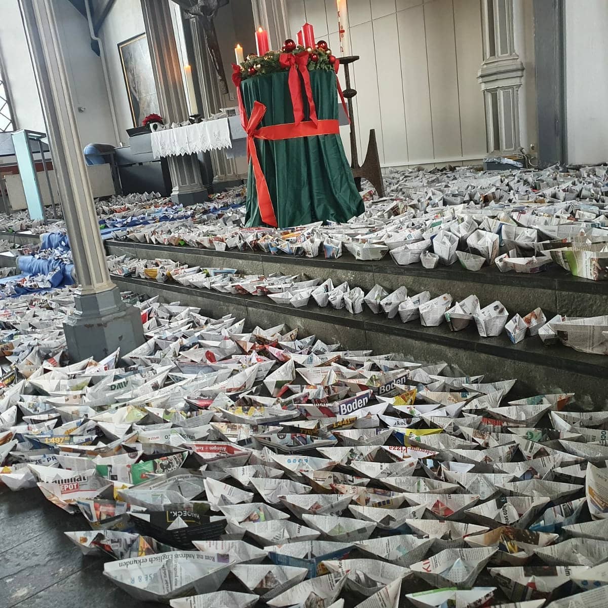 Papierschiffe rund um den Altar in der Zwiebelturmkirche