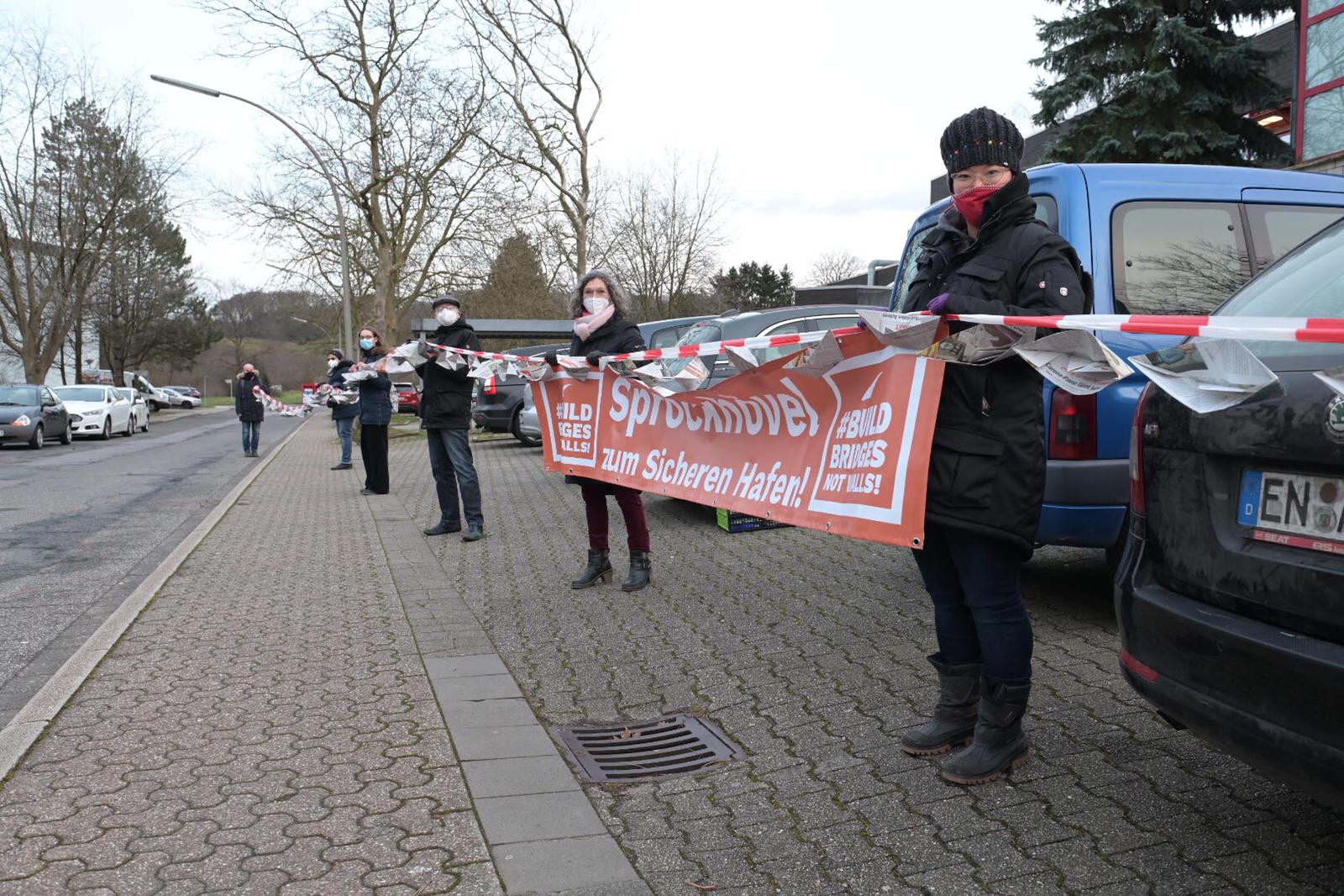 Spontane Demonstration vor der Ratssitzung, um Sprockhövel zum Sicheren Hafen zu machen